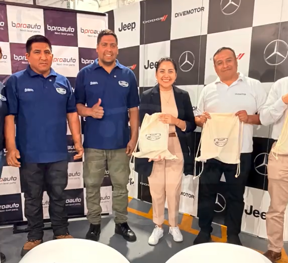 Equipo de JG Automotriz en evento de marca junto a representantes del sector automotriz